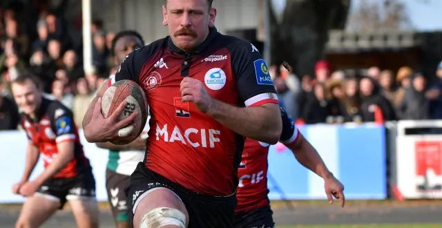 photo  césar baudin a disputé, ce samedi 13 décembre dans le nord, son centième match sous le maillot niortais.  &copy;  co - marie delage 
