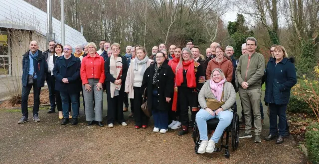 photo  geneviève coquereau (avec l’écharpe rayée) était entourée par la moitié de son équipe, samedi 13 décembre, à la salle du mille-club, pour l’officialisation de sa candidature aux élections municipales de 2026.  &copy;  ouest-france 