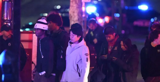 photo  des étudiants et des membres du personnel de l’université brown sont évacués, quelques heures après une fusillade sur le campus, samedi 13 décembre 2025.  &copy;  kyle mazza / anadolu via afp 
