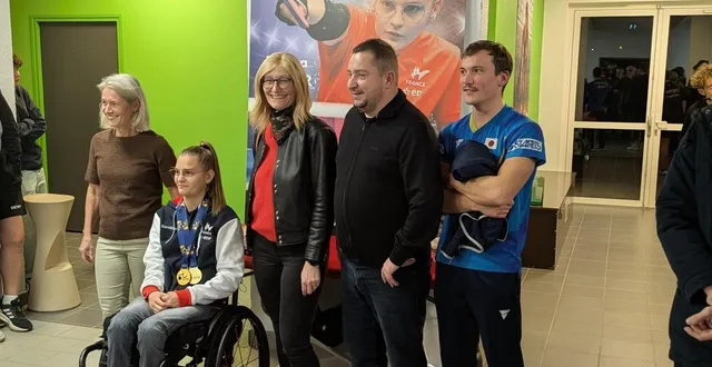 photo  la jeune joueuse de tennis de table, maéva olivier (à gauche), est entourée de ses amis après ses deux titres de championne d’europe 2025. elle pourrait devenir l’une des ambassadrices du parasport et de la ffh.  &copy;  archives ouest-france 