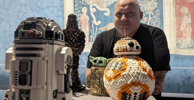 photo  jean-marie broquard derrière quatre de ses créations, dont bb-8, sa préférée, juste devant lui.  &copy;  ouest-france 