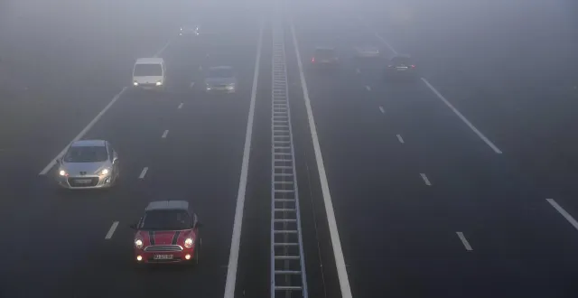 photo  un épais brouillard a nettement réduit la visibilité des usagers de la route appelés à faire preuve de prudence ce dimanche matin 13 décembre.  &copy;  archives co - josselin clair 