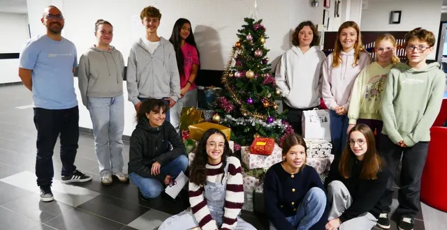 photo  les collégiens du collège public val d’oudon du lion-d’angers et leurs professeurs sont rassemblés autour des cadeaux qu’ils ont recueillis pour les sans domiciles accompagnés par les 