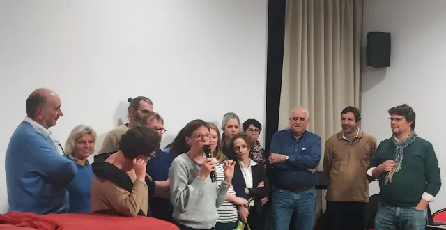 photo  à l’issue de l’assemblée générale de l’école de musique le quartet, annie prono (au micro) a reçu les honneurs de tous les membres, bénévoles, du conseil d’administration. guillaume pineau (à droite), membre du pôle de beaulieu-sur-layon, a été élu président par le nouveau conseil d’administration.  &copy;  ouest-france 