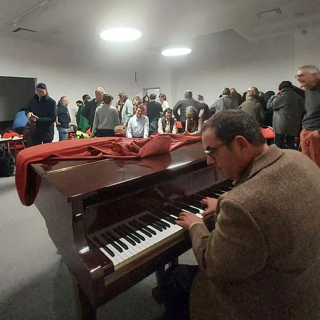 photo jérôme foyer, maire de murs-erigné et ancien membre du conseil d’administration de l’école, a ouvert et clôturé l’assemblée générale par quelques mélodies jouées au piano.  ©  ouest-france