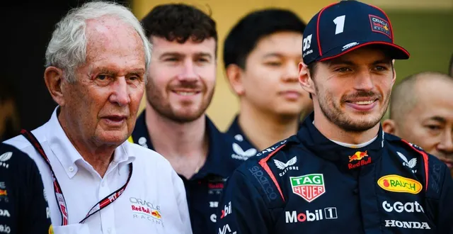 photo  helmut marko aux côtés de max verstappen le 7 décembre 2025 après le grand prix d’abu dhabi.  &copy;  nurphoto via afp / ahmad alshehab 