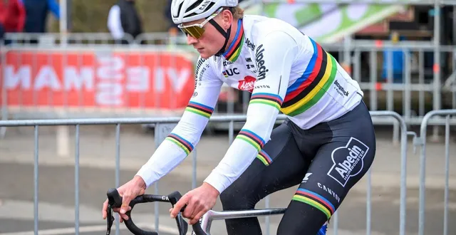 photo  mathieu van der poel a chuté ce dimanche à namur pour son retour en cyclo-cross.  &copy;  david pintens / belga via afp 