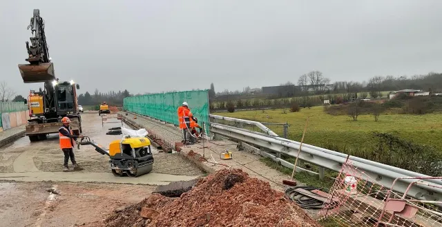 photo  des travaux sur un pont de l’a28, près d’alençon sont en cours.  &copy;  conseil départemental de l’orne 