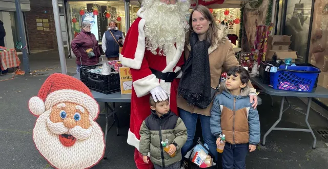 photo  nathalie et ses deux enfants, mohamed, 4 ans, et ahmed, 2 ans, étaient enchantés de croiser le père noël au forum, à argentan, samedi 13 décembre.  &copy;  ouest-france 