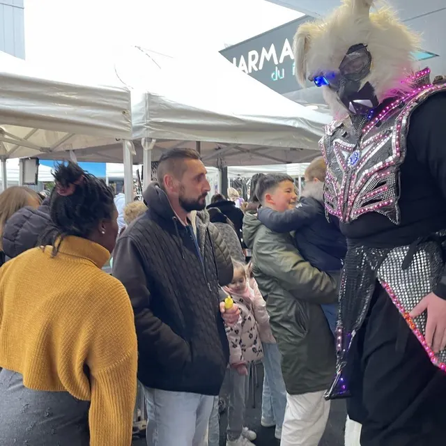 photo deux prédatrons, des « guerriers venus d’une autre dimension » ont animé le marché de noël du forum, aux provinces à argentan.  ©  ouest-france