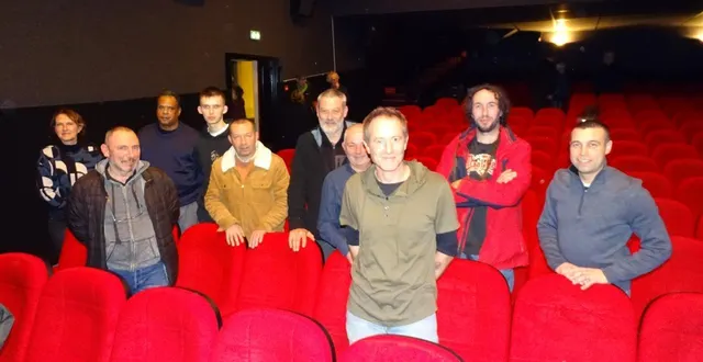photo  les ripeurs du kreiz-breizh, en compagnie de sandra le nouvel, présidente de la communauté des communes du kreiz-breizh (cckb), et d’erwann babin, réalisateur du documentaire ripeurs.  &copy;  ouest-france 