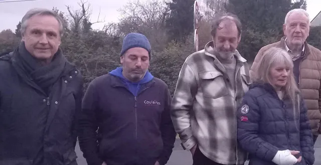 photo  christophe rouillon, le maire de coulaines (à gauche), christophe massé, adjoint au maire en charge de l’urbanisme avec des riverains lors de la dernière visite de quartier de l’année.  &copy;  ouest-france 