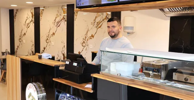 photo  houssem boughnim est aux commandes du fast-food castle tacos, lancé par son cousin kamel boughnim, à sablé-sur-sarthe.  &copy;  ouest-france 