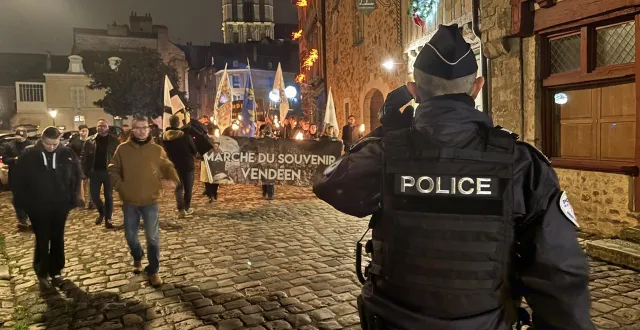 photo  samedi 13 décembre 2025, au mans (sarthe), des policiers étaient chargés d’encadrer la 