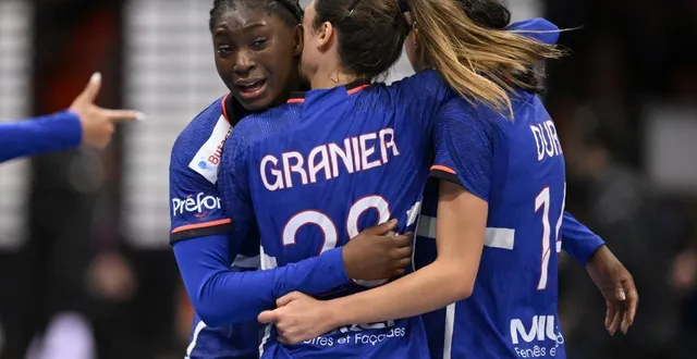 photo  fatou karamoko après la victoire des bleues en petite finale du mondial de handball.  &copy;  john thys / afp 