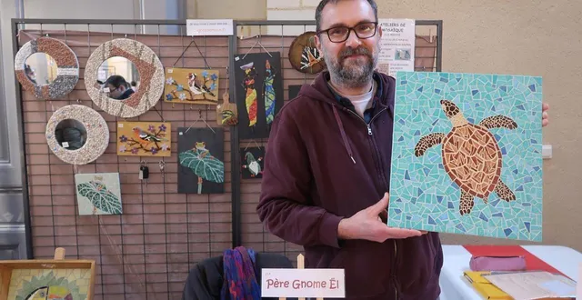 photo  beaufort, le 14 décembre 2025. le mazéiais christophe froidefond s’est reconverti en mosaïste d’art. son thème de prédilection : les animaux.  &copy;  co - agathe le nueff 
