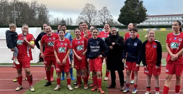 photo  après la défaite contre toulouse lors du deuxième tour fédéral de coupe de france féminine de football, les joueuses de la flèche (sarthe) ont tenu à remercier leur public.  &copy;  ouest-france 