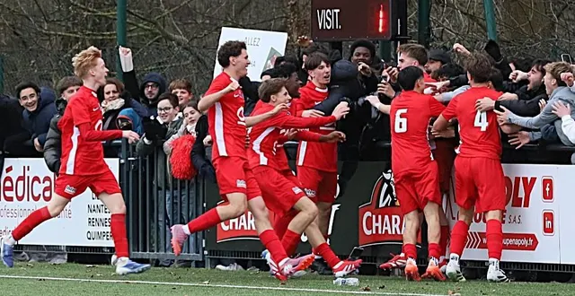 photo  la joie des jeunes flériens, vainqueurs de saint-renan, ce dimanche 14 décembre.  &copy;  serge ruer 