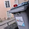 photo un bac gris réservé à la collecte des déchets ménagers dans le pays sabolien.