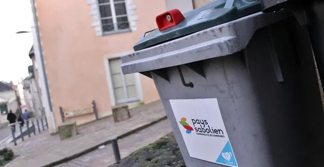 photo  un bac gris réservé à la collecte des déchets ménagers dans le pays sabolien.  &copy;  archives ouest-france 