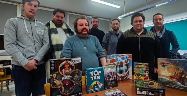 photo  devant à gauche, robin stober (secrétaire de l’association) ; à côté de lui, geoffroy saliou (vice président) ; entre les deux, quentin. à droite au premier plan, ludovic ; derrière lui, trois autres membres de dragon d’émeraude  &copy;  ouest-france. 