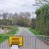 photo  la route s’est affaissée au niveau du moulin à eau et de l’étang la chaussée. la circulation est depuis interdite à tous les véhicules et aux piétons. 