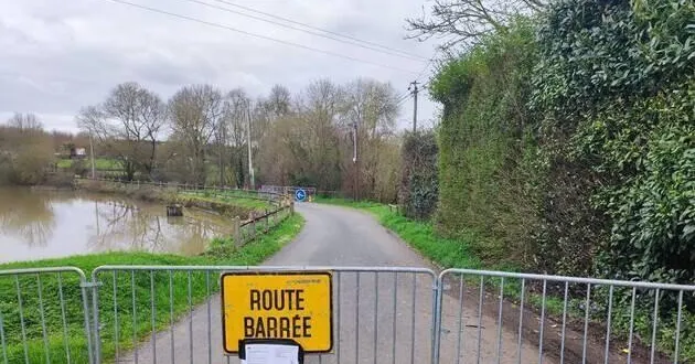 photo  la route s’est affaissée au niveau du moulin à eau et de l’étang la chaussée. la circulation est depuis interdite à tous les véhicules et aux piétons.  &copy;  archives co 
