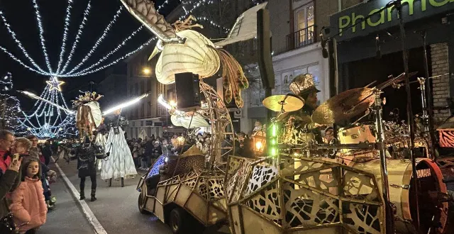 photo  la parade lumineuse de la compagnie remue-ménage a déambulé dans les rues de flers (orne), dimanche 14 décembre 2025.  &copy;  ouest-france 