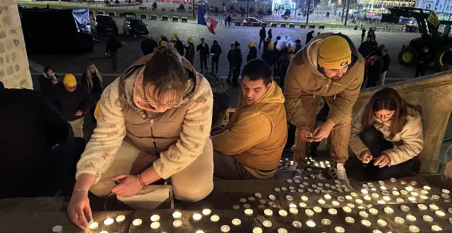 photo  à l’initiative de la coordination rurale de la sarthe, des manifestants ont allumé au mans 3 000 bougies « correspondant au nombre de vaches sacrifiées en france dans la gestion de la crise, par l’état, de la dermatose nodulaire contagieuse ».  &copy;  ouest-france 