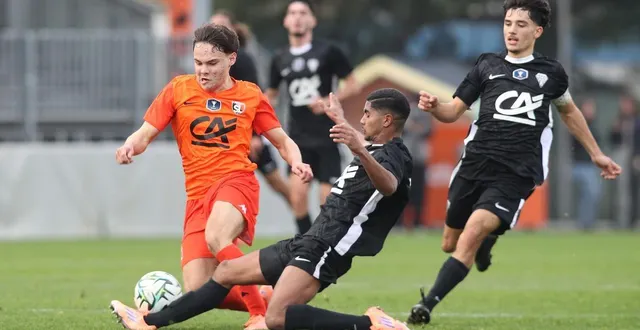 photo  le lavallois yanis court (à gauche), ici taclé par l’angevins abdaiyaan vidal.  &copy;  jean-françois quinebêche 