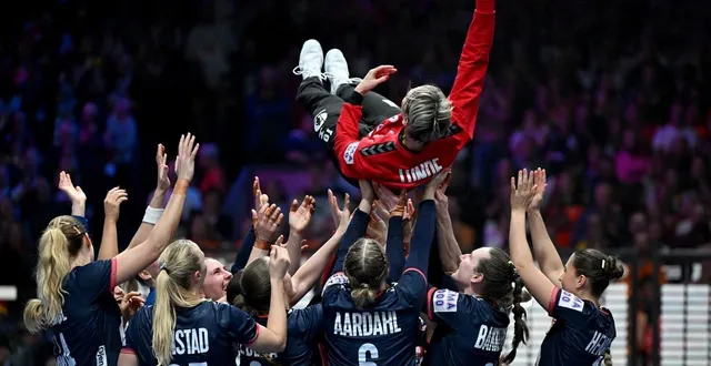 photo  katrine lunde célébrée par ses coéquipières après la victoire contre l’allemagne.  &copy;  federico gambarini / afp 