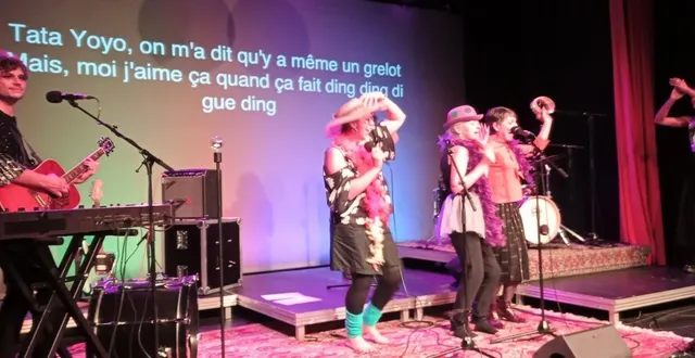 photo  trois participantes très motivées dans cette ambiance cabaret, accompagnées des musiciens professionnels du préau, centre dramatique national normandie, à vire.  &copy;  ouest-france 