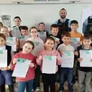photo les enfants présentent fièrement leur diplôme.