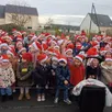photo  le marché de noël de l’école montrieux a rassemblé, vendredi 12 décembre, environ 110 familles et 150 enfants. « je suis ravie de cette belle affluence », a dit murielle vétault, directrice de l’école. des contes ont été lus en soirée par des parents. une boum a été organisée pour les écoliers. le produit des sommes récoltées sur différents stands sera investi dans des voyages scolaires ou les petits achats de matériel. « cette fête a lancé joyeusement les festivités de noël », a souligné un parent d’élèves. photo : le marché de noël a débuté par une chorale d’enfants. 