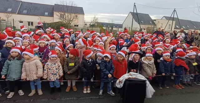 photo  le marché de noël de l’école montrieux a rassemblé, vendredi 12 décembre, environ 110 familles et 150 enfants. « je suis ravie de cette belle affluence », a dit murielle vétault, directrice de l’école. des contes ont été lus en soirée par des parents. une boum a été organisée pour les écoliers. le produit des sommes récoltées sur différents stands sera investi dans des voyages scolaires ou les petits achats de matériel. « cette fête a lancé joyeusement les festivités de noël », a souligné un parent d’élèves. photo : le marché de noël a débuté par une chorale d’enfants.  &copy;  co 