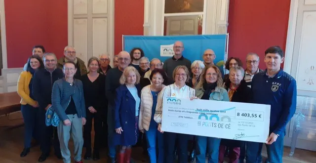 photo  elisabeth marchand, coordinatrice départementale, à gauche, reçoit un chèque de 8 403,55 € remis par sylvie peneau, conseillère déléguée à la vie associative et le maire, en présence des représentants des différentes associations qui ont participé.  &copy;  ouest-france 