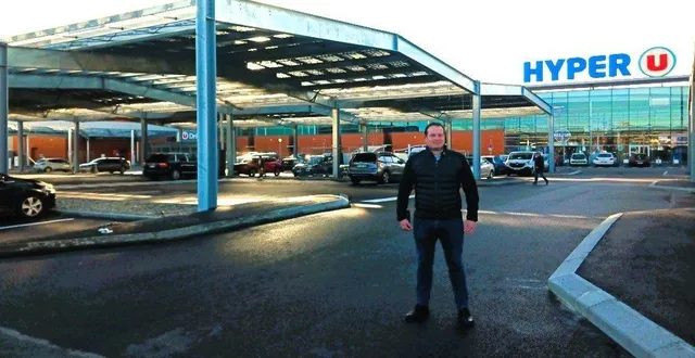 photo  nicolas cosnard, le directeur du magasin, se réjouit de la fin des travaux et de la pose de panneaux photovoltaïques.  &copy;  ouest-france 