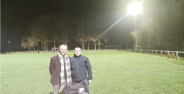 photo  stéphane gérault, maire adjoint en charge du sport, et ludovic delmotte, coprésident du fc écommoy, ont constaté le bon fonctionnement de l’éclairage.  &copy;  ouest-france. 