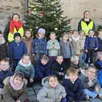 photo  les enfants viennent de décorer le sapin sur la place de l’église de la meignanne, avec jade, mathilde et louane. 