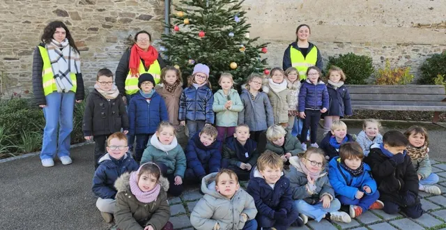 photo  les enfants viennent de décorer le sapin sur la place de l’église de la meignanne, avec jade, mathilde et louane.  &copy;  co 