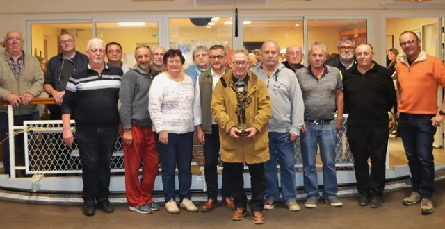 photo  la société la maison blanche a récemment accueilli la finale du challenge brocheteau, co-organisé par les sociétés de mazé-milon et la mairie. ce challenge a rassemblé un nombre record de 34 équipes issues des sociétés et associations de la commune. ce challenge est organisé depuis 1966 en mémoire de pierre brocheteau, un mazéiais déporté pendant la seconde guerre mondiale. ses descendants étaient présents lors de la finale qui a vu la victoire de l’équipe métivier-dalibon-gallard du milieu face à l’équipe gagnante de l’an dernier allard-garraud-thébault des bons laboureurs, sur le score de 12 à 10.  &copy;  document remis 