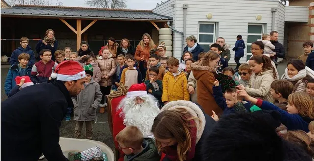 photo  le père noël était présent samedi matin, lors de l’arbre de noël à l’école saint-pierre de thouarcé.  &copy;  co 