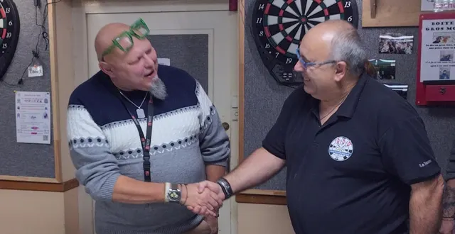 photo  la poignée de main solidaire de tony lo (à gauche), président de bel-air, et jean-paul bry, président des fléchettes angevines.  &copy;  co 