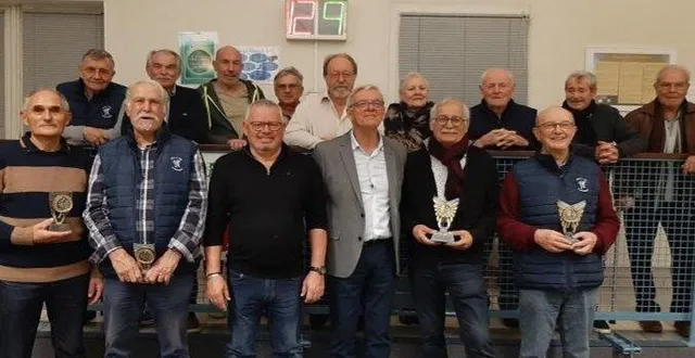 photo  commencé à la mi-novembre, le challenge de noël du cercle saint-paul a rassemblé 20 équipes. samedi 13 décembre, la finale a duré plus de deux heures et demie. alain gastineau et bernard souchet l’ont emporté 12-9 sur andré peltier et jean-pierre pintus. ce challenge est parrainé par deux artisans de la commune, vincent génard, peintre, et nicolas huchet, plombier. le prochain challenge, un homme une femme, commencera début janvier.  &copy;  co 