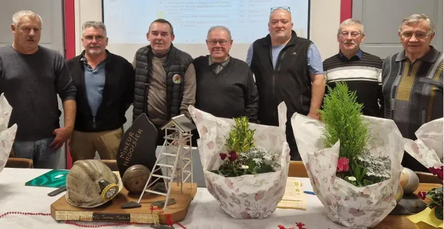photo  le 11e challenge des mineurs ardoisiers, organisé par la société la tour du moulin, a été remporté, samedi 6 décembre, par jean-claude talour et dominique piconnier, de la société plaisance, de sainte-gemmes. le duo l’a emporté 12 à 9 sur jean-robert chartier et frédéric rousseau, de l’alliance de brain-sur-l’authion. depuis début octobre, 110 équipes issues de 58 sociétés se sont affrontées. l’équipe victorieuse participera l’année prochaine au challenge national des forts de la boule. photo, de g. à d. : jean-claude talour, dominique piconnier, philippe bourgeois, rémi bouchereau, frédéric rousseau, jean-robert chartier et jean-claude chauvat.  &copy;  co 