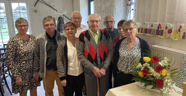 photo  raymond doray a fêté ses 100 ans entouré de sa famille. ici, avec ses enfants et leurs conjoints.  &copy;  le maine libre 