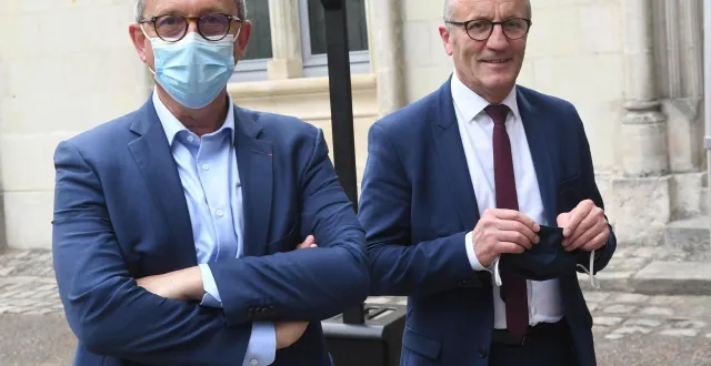photo  à saumur, bertrand chandouineau (à gauche) et jackie goulet avancent encore masqués : le premier songe à monter une liste dissidente à droite alors que celle de séverine lecuyer a reçu le soutien de lr, le second attend janvier pour annoncer officiellement sa candidature.  &copy;  archives co 