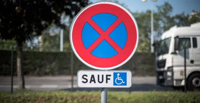 photo  en rentrant de vacances, un automobiliste a découvert que l’emplacement où sa voiture était stationnée avait été transformé en place pmr.  &copy;  nicolas messyasz/sipa 