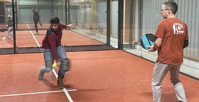 photo  le public a pu venir s’essayer au padel, lors de l’inauguration de l’espace padel d’argentan, vendredi soir.  &copy;  ouest-france 