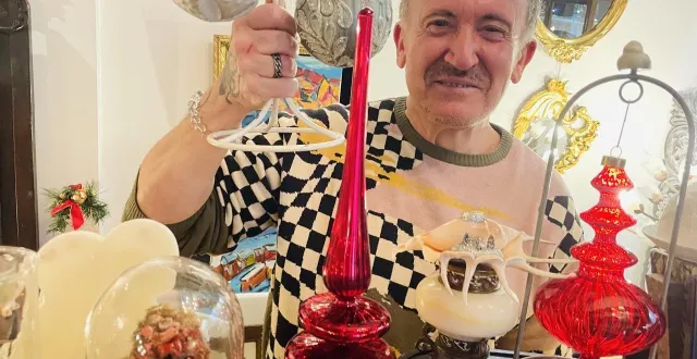 photo  une sélection de crèches et boules en verre venant d’horizons variés présentées par marc llongarriu.  &copy;  le maine libre 